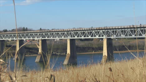 Eine-Aufnahme-Einer-Eisenbahnbrücke-In-Saskatoon