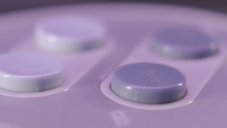 Parte-Superior-Del-Controlador-Vintage-Super-Nintendo-En-Luz-Púrpura-Desliza-Hacia-La-Izquierda