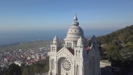 Aerial-Landschaft-Von-Viana-Do-Castelo-Und-Der-Kathedrale-Santa-Luzia,-Portugal