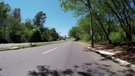 Camino-Al-Jardín-Forestal-De-Bauru-Por-La-Avenida-Rodrigues-Alves-Por-La-Tarde-Con-Cielo-Azul