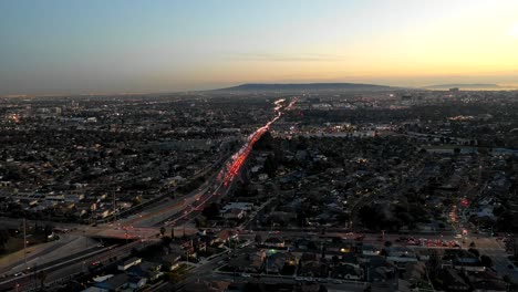 Luftaufnahme-Von-Autos-Auf-Der-Autobahn-Im-Verkehr-Und-In-Der-Umgebung-Im-Süden-Von-Los-Angeles