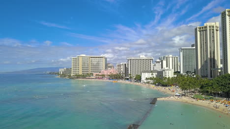 Imágenes-De-Drones-Sobre-La-Playa-De-Waikiki-En-La-Isla-De-Oahu,-Hawaii