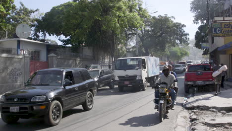 Tilt-up-of-traffic-going-down-a-road