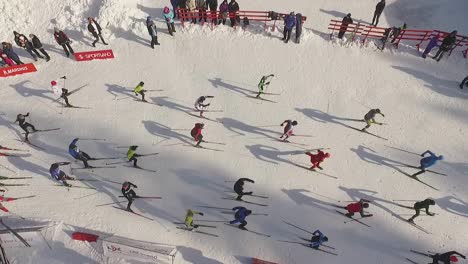 Competición-Anual-De-Esquí-En-Aluksne,-Letonia,-Bosques-Y-Día-Soleado