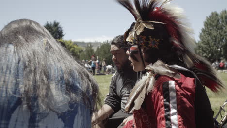 Hombres-Indígenas-Tocando-Tambores-Disfrazados