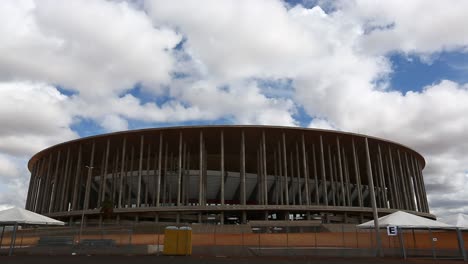 Las-Nubes-Pasan-Lentamente-Sobre-El-Estadio-Mane-Garrincha-En-Brasilia