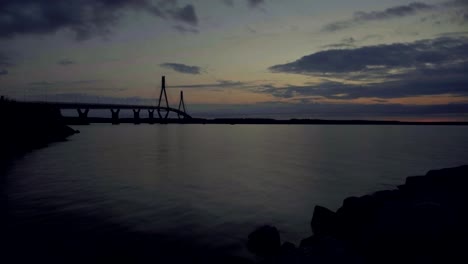 Atemberaubender-Zeitraffer-Einer-Wunderschönen-Brücke,-Sonnenuntergang,-Der-Sich-In-Die-Nacht-Verwandelt,-Schrägseilbrücke-In-Büschelform,-4K