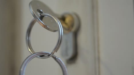 Schlüssel-Schwingen-Im-Türschloss