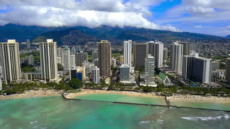 Imágenes-Panorámicas-De-Drones-Sobre-La-Playa-De-Waikiki-En-La-Isla-De-Oahu,-Hawaii