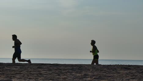 Una-Carrera-De-Personas-En-La-Playa-Por-La-Mañana