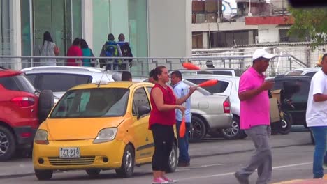 Malabarista-Callejero-De-Santa-Marta,-Colombia