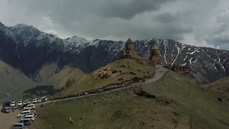 Drohnenschuss-Auf-Das-Wunderschöne-Kazbeki-Bergkloster