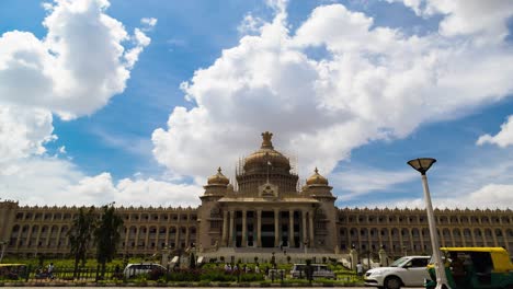 Timelapse-De-4k-De-Vidhana-Soudha,-Una-Importante-Arquitectura-Política-India-Para-La-Legislatura-De-Karnataka-Durante-El-Día