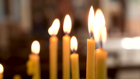 Eine-Nahaufnahme-Brennender-Kerzen-Mit-Sehr-Heller-Flamme-Im-Inneren-Der-Griechisch-orthodoxen-Kirche-Von-Madaba-St.-George