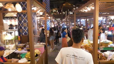 Folgen-Sie-Einem-Asiatischen-Mann-Im-Gang-Des-Traditionellen-Lebensmittelmarkts-Im-Innen-Luxus-Symbol-Des-Siam-Einkaufszentrums