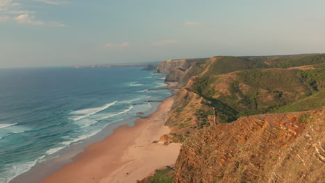 Antenne:-Ein-Mann-Steht-Auf-Einem-Aussichtspunkt-Und-Beobachtet-Die-Surfer-In-Portugal