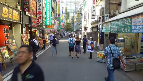 Pov-Caminando,-Timelapse,-Calles-De-Akihabara-Alrededor-Con-Gente