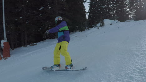 Snowboarder-Girando---Girando-Mientras-Viajan-Cuesta-Abajo-En-Laderas-De-Nieve-Blanca