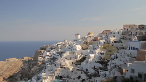 View-of-holiday-homes-and-villas-in-the-traditional-cycladic-architecture-village-of-Oia-in-Santorini,-Greece