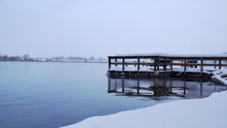 Schnee-Fällt-Vor-Dem-Hintergrund-Des-Seeufers