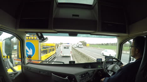 En-La-Vista-De-La-Cabina-Pasando-Por-El-Lugar-De-Un-Accidente-En-La-Autopista-M1.