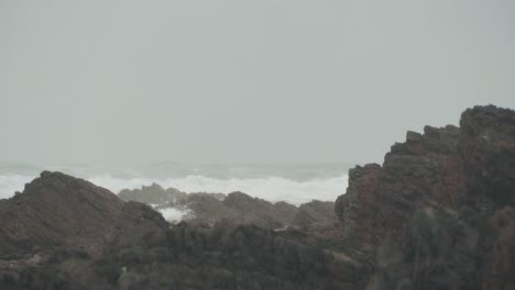 Große-Felsen-Am-Strand-Mit-Wellen-Im-Hintergrund