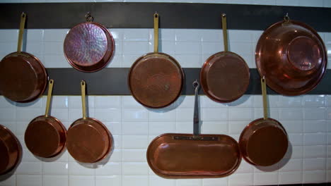 Aufnahmen-Von-Kupferpfannen,-Die-An-Der-Wand-Eines-Italienischen-Restaurants-Hängen