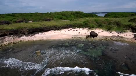 Luftdrohnenvideo-Einer-Exotischen-Tropischen-Insel-Mit-Weißem-Sand-In-Südostasien