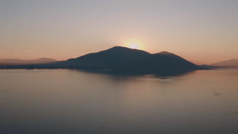 Gebirgssonnenuntergangdrohne-Schoss-über-Iseo-See-Italien