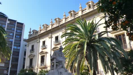 High-Court-of-Justice-of-the-Comunidad-Valenciana-and-the-Pinazo-painter-s-monument-and-people-in-the-park