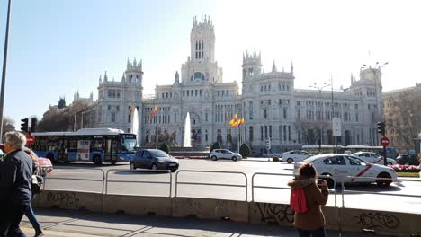 Der-Verkehr-Rauscht-Vor-Der-Plaza-De-Cibeles-In-Madrid-Vorbei.-Hier-Werden-Echte-Madrider-Siege-Gefeiert