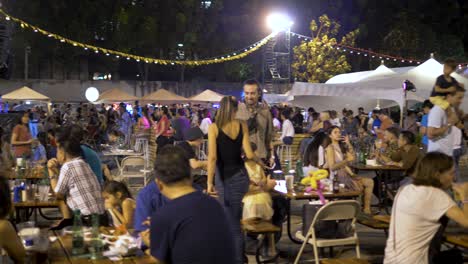 Toma-Panorámica-A-Través-De-Varios-Amantes-De-La-Comida-Que-Asisten-Al-Festival-De-Comida-Mad-Face,-Bangkok,-Tailandia