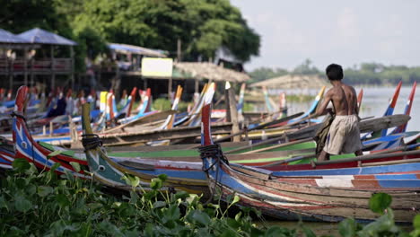 Bunte-Fischerboote-Schwimmen-Auf-Einem-See-In-Mandalay