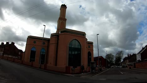 Zeitraffer,-Zeitrafferansicht-Der-Gilani-Noor-Moschee-In-Longton,-Stoke-On-Trent,-Staffordshire,-Die-Neue-Moschee,-Die-Für-Die-Wachsende-Muslimische-Gemeinschaft-Gebaut-Wird,-Um-Anzubeten-Und-Sich-Zu-Versammeln