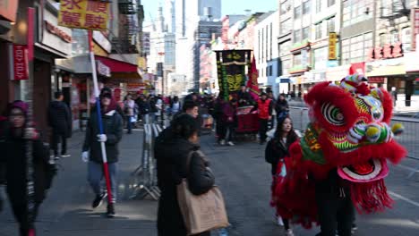Parade-Der-Chinesischen-Gemeinde-In-Chinatown,-Tanzgruppe-Der-Jungen-Tiger-Der-Gemeinde-Chinatown