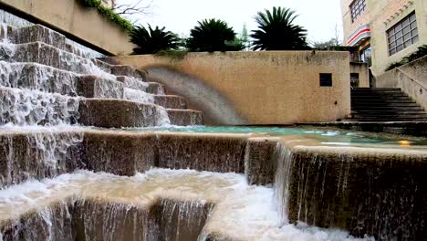 San-Antonio-Ist-üppig-Mit-Wunderschönen-Tropischen-Gärten-Und-Wasserspielen,-Wie-Dieser-In-Der-Nähe-Des-Alamo-4k30fps,-Segment-1-Von-2-Zeitlupe