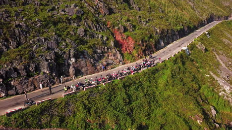 Vista-De-Drones-De-Un-Grupo-De-Motociclistas-Descansando-Y-Tomando-Fotos-Al-Costado-De-La-Carretera,-A-Lo-Largo-Del-Paso-Ma-Pi-Leng