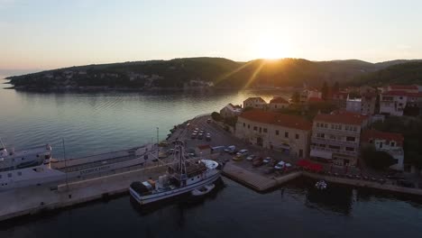 Luftaufnahme-Des-Yachthafens-Auf-Der-Insel-Selca,-Brac,-Kroatien,-Europa,-Ca.-Juni-2016