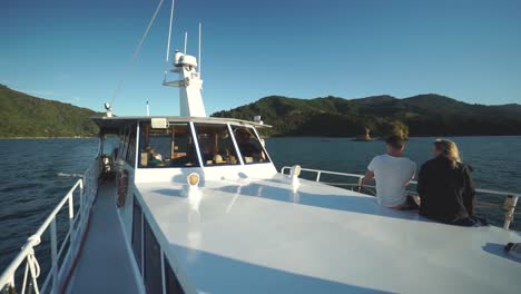 Menschen-Genießen-Den-Sonnenuntergang-Auf-Einem-Boot-In-Marlborough-Sounds,-Neuseeland