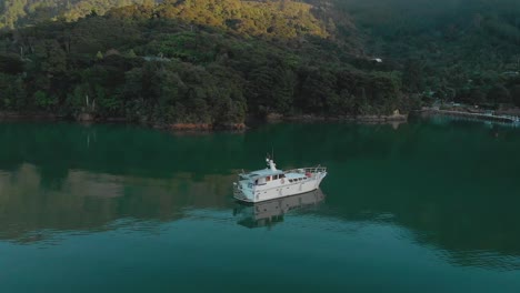 Morgenflug-Aus-Der-Luft-Um-Ein-Kreuzfahrtschiff-Herum,-Das-In-Der-Bucht-Von-Marlborough-Sounds,-Neuseeland,-Vor-Anker-Liegt