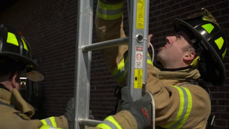 Feuerwehrleute-Richten-Eine-Rettungsleiter-Für-Den-Ersteinsatz-An-Einem-Gebäude-Ein