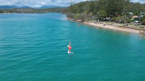 Ein-Paar-Leute-Genießen-Eine-Entspannte-Zeit-Und-Gleiten-Mit-Stand-Up-Paddle-Boards-Durch-Das-Wasser