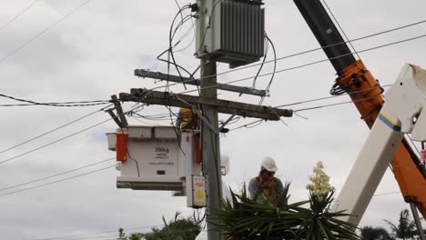 Elektroinstallateure-Arbeiten-An-Einem-Kran-Und-Reparieren-Heruntergefallene-Stromleitungen,-Die-Durch-Einen-Jüngsten-Tropischen-Wirbelsturm-Verursacht-Wurden