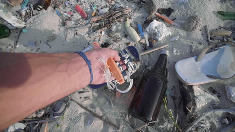 Säubern-Eines-Strandes,-Der-Mit-Plastik,-Flaschen,-Seilen-Und-Anderem-Hausmüll-übersät-Ist-–-Sicht-Aus-Der-Ersten-Person