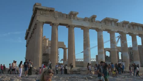 Touristen-Genießen-Den-Parthenon-Tempel-Auf-Dem-Akropolis-Hügel,-Athen,-Griechenland