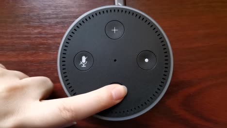 Nahaufnahmevideo-Eines-Mädchens,-Das-Die-Lautstärke-Am-Alexa-Echo-Dot-Amazon-Gerät-Herunterdreht