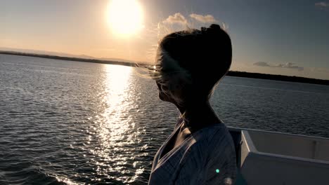 Mädchen-Betrachten-Den-Sonnenuntergang-Vom-Hausboot-Aus-In-Zeitlupe
