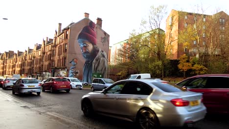 Glasgow,-Schottland,-Graffiti-Straßenkunst,-In-Echtzeit-Gefilmt,-Mit-Vorbeifahrenden-Autos-Im-Vordergrund