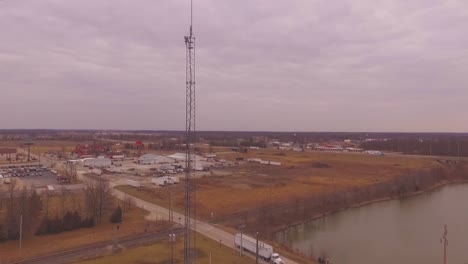 Imágenes-Aéreas-De-Drones-Hd-De-La-Torre-De-Agua-Ubicada-En-La-Zona-Rural-De-Salem,-Il