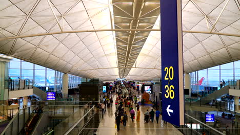 Hongkong-–-Zeitraffer-Rund-Um-Den-Flughafen-Im-Terminalgebäude